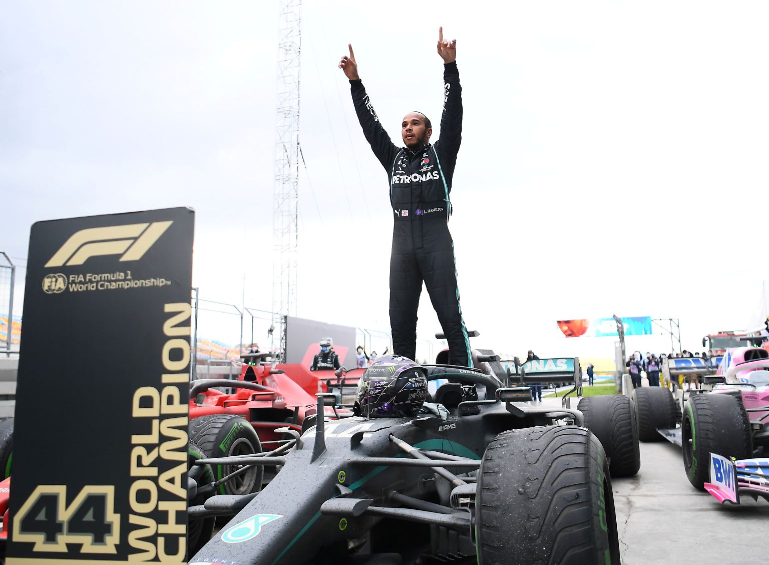 Rennwagen fahren im Kreis und am Ende gewinnt immer Lewis Hamilton. So ungefähr lässt ...