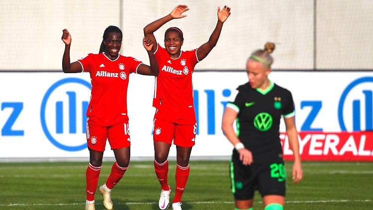 Viviane Asseyi (links) und Lineth Beerensteyn vom FC Bayern jubeln nach dem Tor zum 1:0.