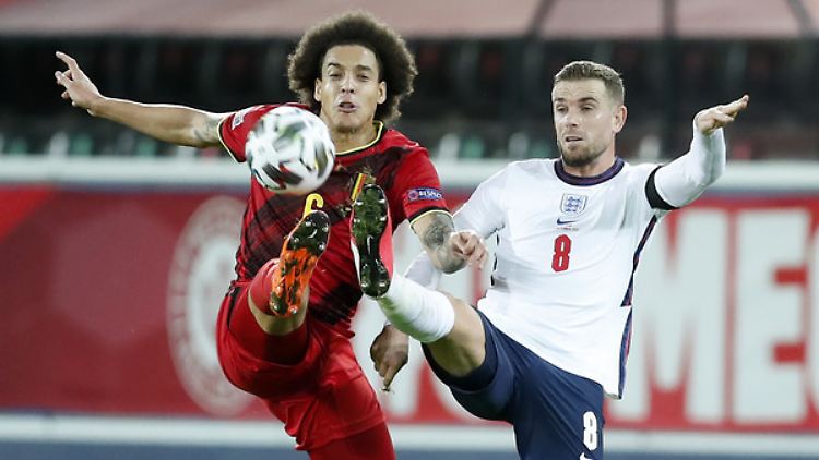 Axel Witsel und Jordan Henderson kämpfen um den Ball.