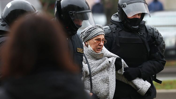 Polizisten nehmen in Minsk eine Demonstrantin in Gewahrsam.