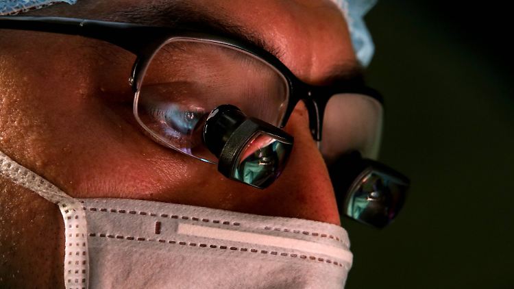 Aus gesundheitlicher Sicht ist längeres Tragen von Masken kein Problem: "Chirurgen operieren auch zwölf Stunden mit Mund-Nasen-Schutz und werden alt", sagt HNO-Arzt Junge-Hülsing.