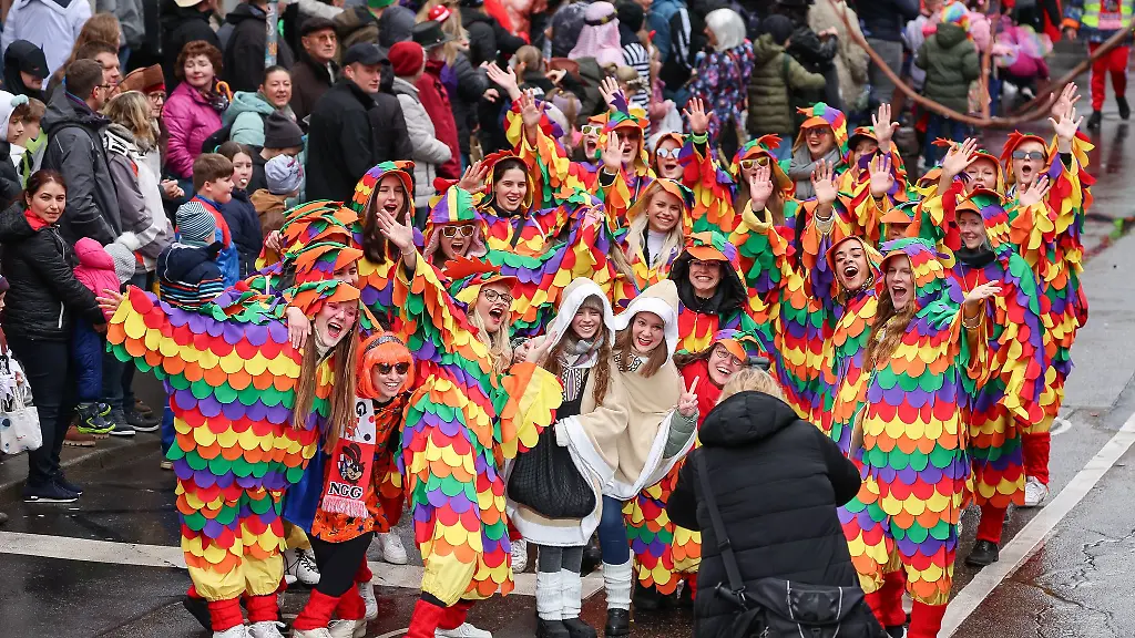 Feierwuetige-Narren-auf-den-Strassen-fantasievoll-verkleidet-und-lauthals-singend-Franken-freut-sich-auf-seine-Faschingszuege