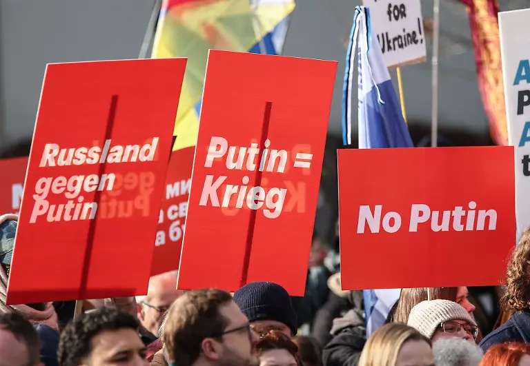 Klare-Abgrenzung-gegen-Putin-die-Demonstranten-in-Berlin-kritisierten-den-russischen-Praesidenten-deutlich-fuer-den-Krieg-gegen-die-Ukraine