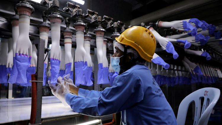 Bei "Top Glove" muss die Produktionskapazität massiv zurückgefahren werden.