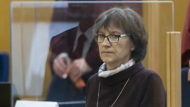 Irmgard Braun-Lübcke tritt in dem Verfahren gemeinsam mit ihren beiden Söhnen als Nebenklägerin auf. 