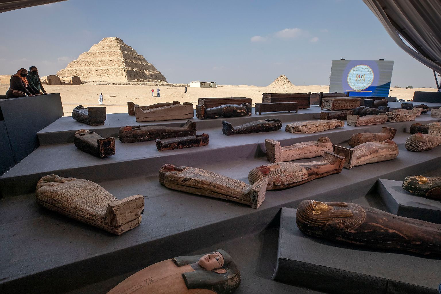 Das Antikenministerium in Ägypten spricht vom bedeutendsten Fund des Jahres: In der Totenstadt Sakkara bei Kairo haben Archäologen erneut Dutzende gut erhaltene Sarkophage aus altägyptischer Zeit entdeckt. 