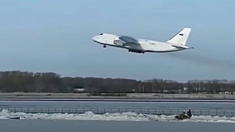 Antonov 124 Triebwerk explodiert.JPG
