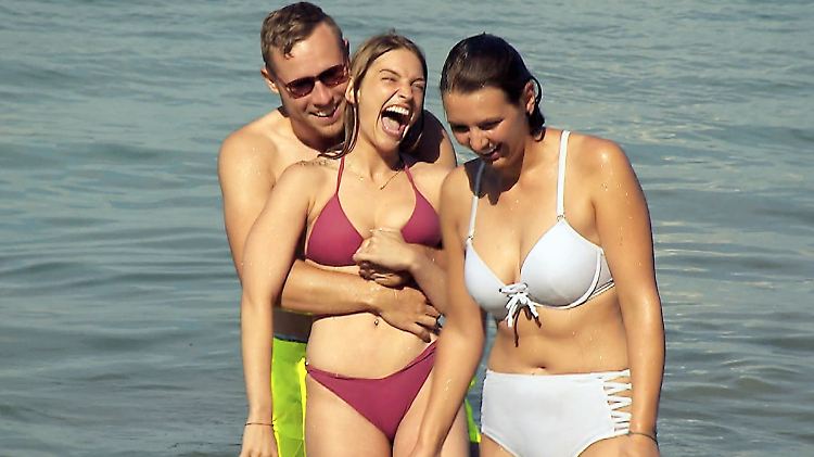 Bauer Patrick lässt bei Julia (M.) und Sofia definitiv nichts anbrennen.