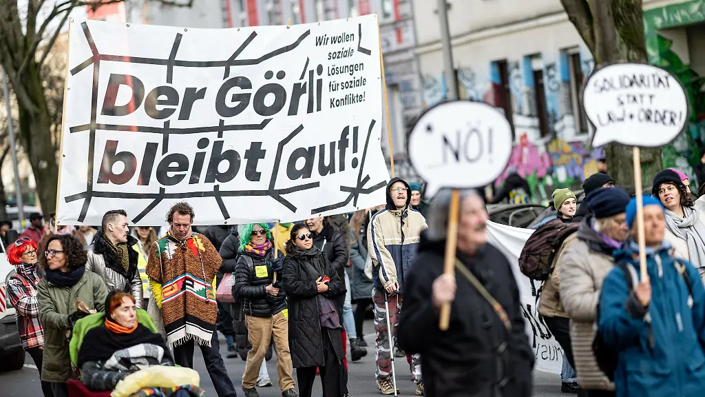 Klare-Botschaft-der-Demonstranten-Von-den-Plaenen-des-schwarz-roten-Senats-den-Goerlitzer-Park-nachts-zu-verschliessen-halten-sie-nichts