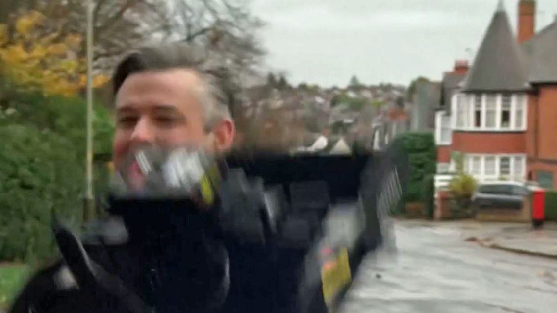 Reporter im Wind.JPG
