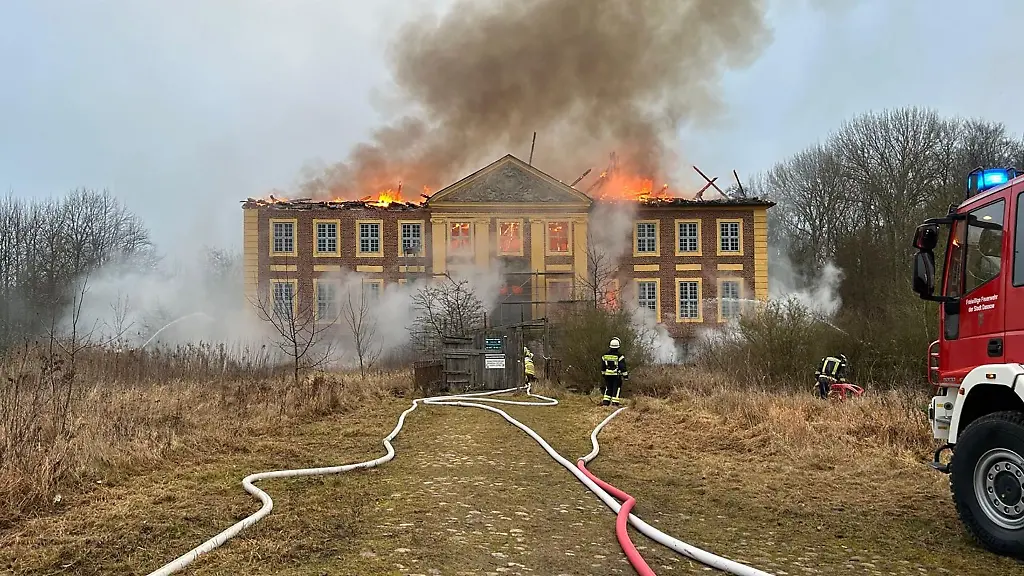 Das-Schloss-Johannstorf-steht-in-Flammen-Das-Barockschloss-in-Dassow-Nordwestmecklenburg-ist-in-Privathand