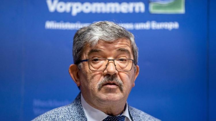 Ein privater Waffenkauf hat Lorenz Caffier in Erklärungsnot gebracht.