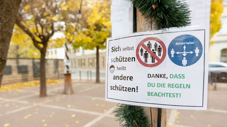 Private Treffen sollen auf zwei feste Haushalte beschränkt bleiben.