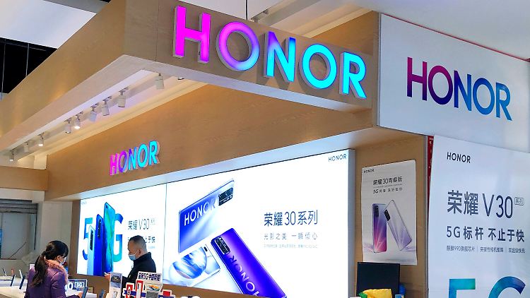 Honor verkauft nach Huawei-Angaben rund 70 Millionen Smartphones im Jahr, meist aus der unteren und mittleren Preisklasse.