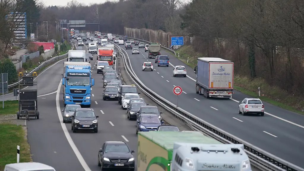 Die-Richtungsfahrbahn-Hamburg-wird-bis-Ende-Juli-zwischen-Pinneberg-Nord-und-Halstenbek-Rellingen-saniert