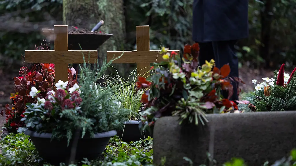 Diebe-habe-es-auf-Blumen-Gestecke-und-Deko-Gegenstaende-abgesehen