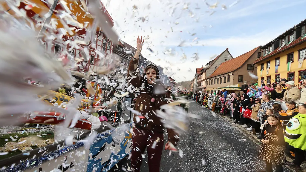 Dutzende-Faschingsumzuege-ziehen-am-Wochenende-durch-Thueringen-der-bekannteste-ist-der-in-Thueringens-naerrischer-Hochburg-Wasungen