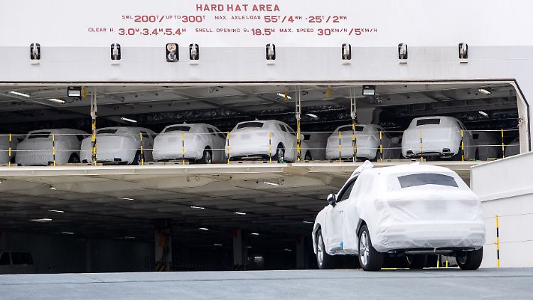 Ein Autotransport von VW für China. Wenn höhere Einfuhrzölle oder schärfere Produktvorschriften in Fernost greifen, wird die Verlagerung von Produktionsstätten interessant.