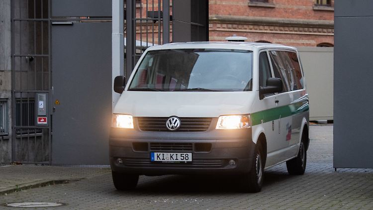 Ein Gefangenentransporter mit dem Beschuldigten verlässt einen Hinterhof des Landgerichtes Braunschweig.