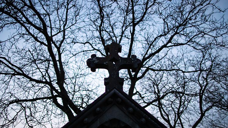 Nachdem sich die Zahlen vorübergehend beruhigt hatten, meldet das RKI wieder deutlich mehr Todesfälle durch Covid-19.
