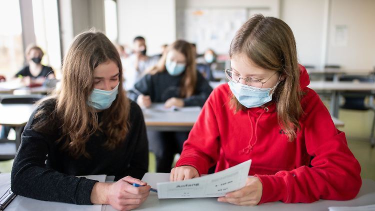 Maskenpflicht im Unterricht - gilt derzeit unter anderem in Bayern und Schleswig-Holstein.