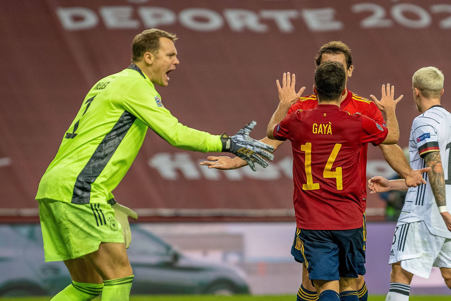 Im Gruppenendspiel in der Nations League erlebt die deutsche Fußball-Nationalmannschaft gegen Spanien ein Debakel. Während die deutschen Spieler Frust schieben ...