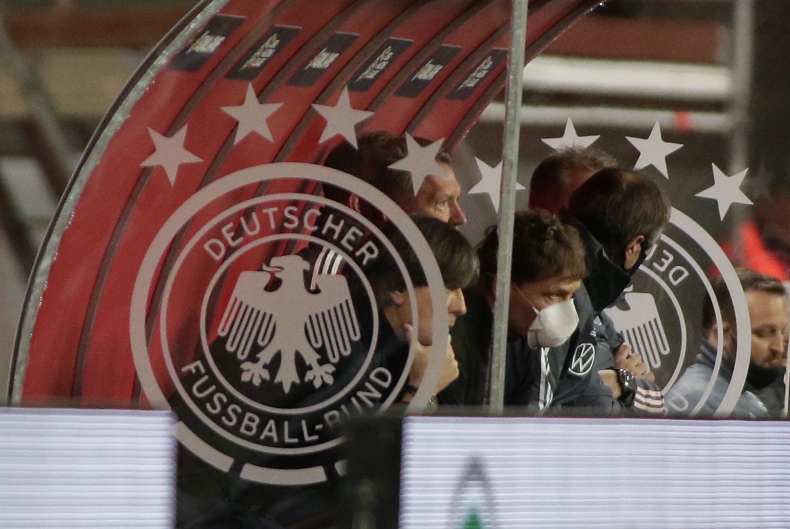 Joachim Löw saß fassungslos auf der Bank, Oliver Bierhoff schlug auf der Tribüne die Hände vors Gesicht: ...