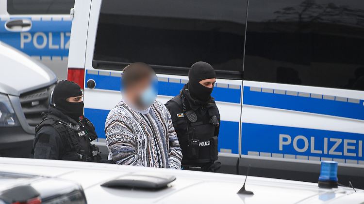Die Polizei bringt ein mutmaßliches Mitglied des Berliner Remmo-Clans zum Haftrichter.