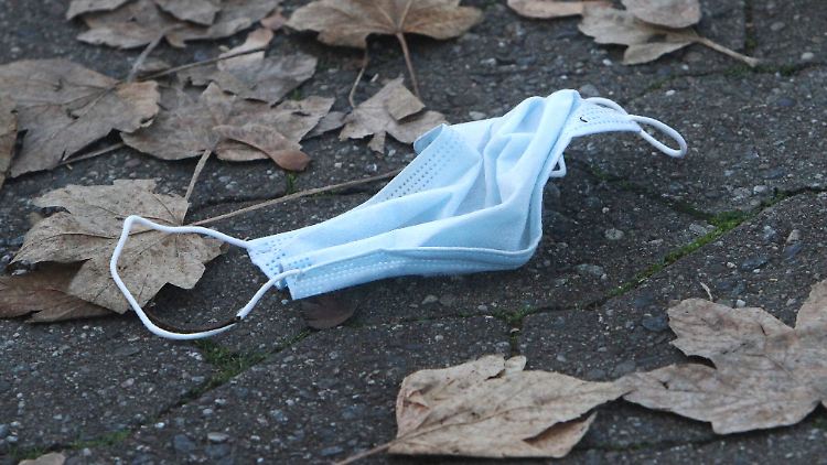Eine Woche nach dem Tragen einer chirurgischen Maske soll auf ihr nur noch 0,1 Prozent der ursprünglichen Virusmenge nachweisbar sein.