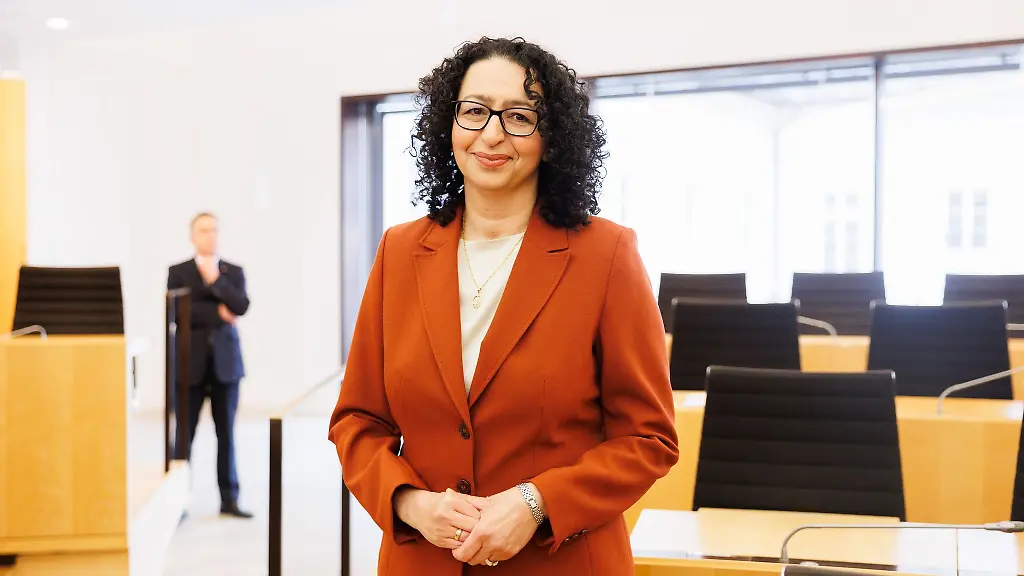 Die-entlassene-Staatssekretaerin-Lamia-Messari-Becker-aeussert-sich-erstmals-als-Zeugin-im-Untersuchungsausschuss-des-hessischen-Landtags