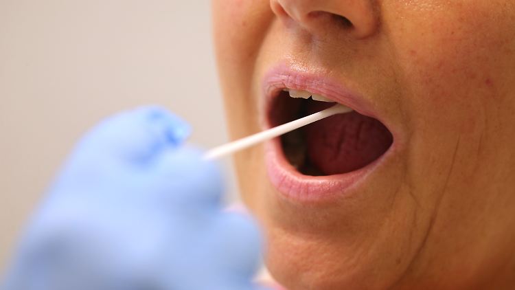 Es gibt verschiedene Möglichkeiten, eine Infektion mit Sars-CoV-2 festzustellen. Die gängigste Variante derzeit sind die sogenannten PCR-Tests.