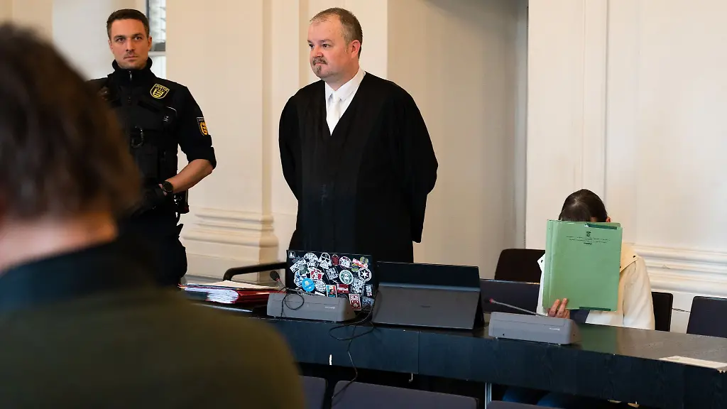 Die-Frau-spricht-am-ersten-Verhandlungstag-im-Landgericht-Karlsruhe-von-Notwehr