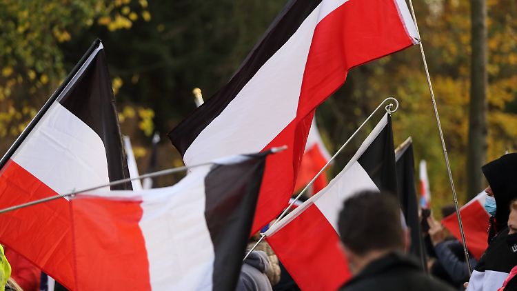 Bestätigung für die Forschungsergebnisse: Auf vielen Protesten gegen die Corona-Maßnahmen wehen Reichsflaggen aus dem rechten Milieu.