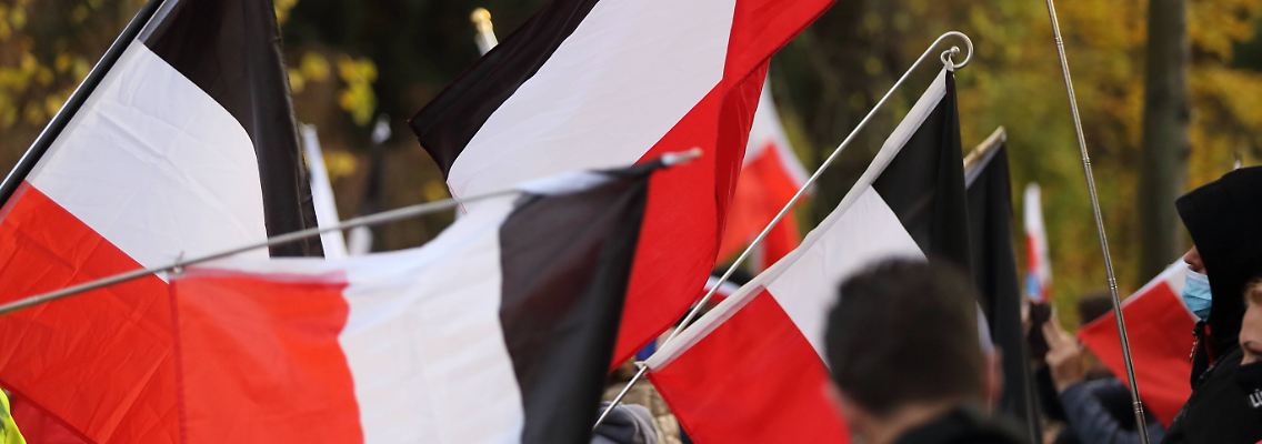 Kommt bald ein Verbot der schwarz-weiß-roten Flaggen und Fahnen?