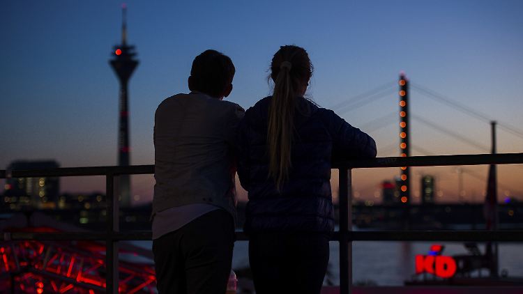 Frauen sind laut Erhebung in der Pandemie stärker belastet als Männer.