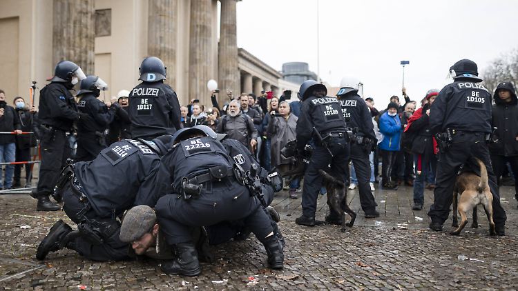 Fast 400 Demonstranten nahmen die Beamten fest.