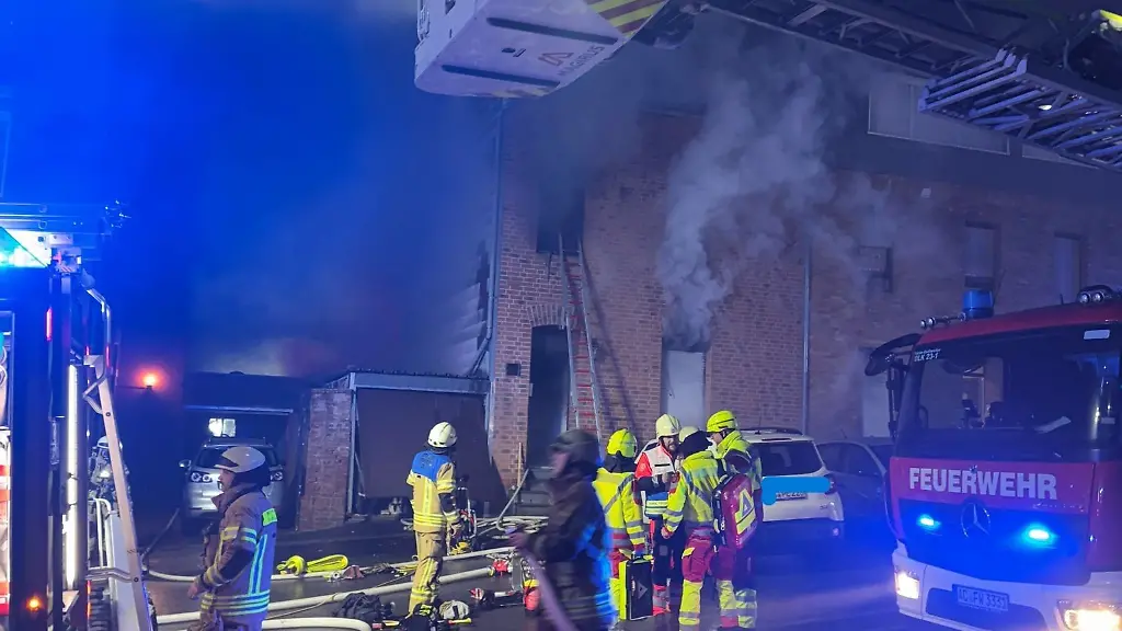 Eine-Frau-ist-bei-einem-Wohnhausbrand-in-Eschweiler-ums-Leben-gekommen-Ihr-Mann-und-ihre-Enkelkinder-konnten-gerettet-werden