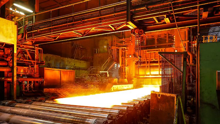 Auch Thyssenkrupp will künftig verstärkt auf grünen Wasserstoff setzen - so lassen sich große Mengen CO2 in der Stahlproduktion einsparen.