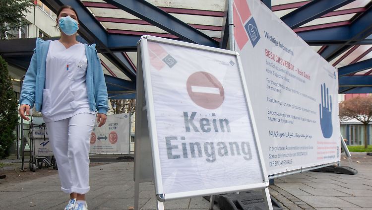 Labore, Kliniken und Personal an der Belastungsgrenze: Die Coronavirus-Pandemie stellt das deutsche Gesundheitsystem vor die bisher schwerste Bewährungsprobe.