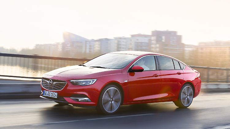 Schon die Limousine des Opel Insignis streckt sich auf eine Länge von 4,90 Metern.