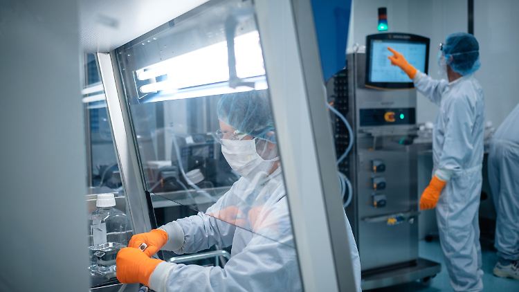 Mitarbeiter des Biotechnologie-Unternehmens Biontech arbeiten in einem Labor. 