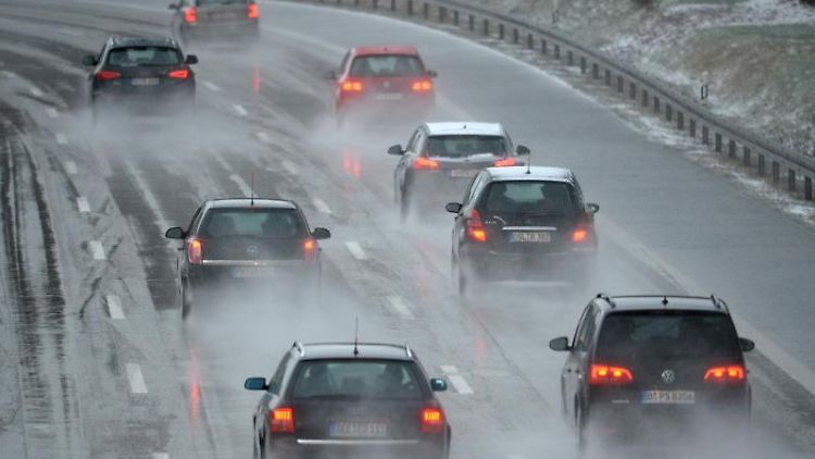 Im Winter lauern Unannehmlichkeiten auf Autofahrer und -fahrerinnen -  es sei denn, sie sind vorbereitet. 