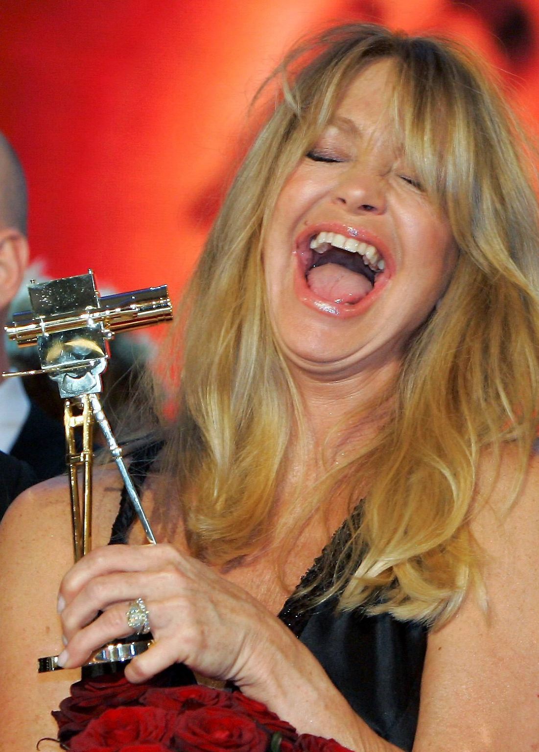 Goldie Hawn scheint eine echte Frohnatur zu sein. Selbst beim Abwaschen ist Hollywoods Komödien-Blondine nicht zu bremsen. (Bild: 2005 bei der Verleihung der Goldenen Kamera)