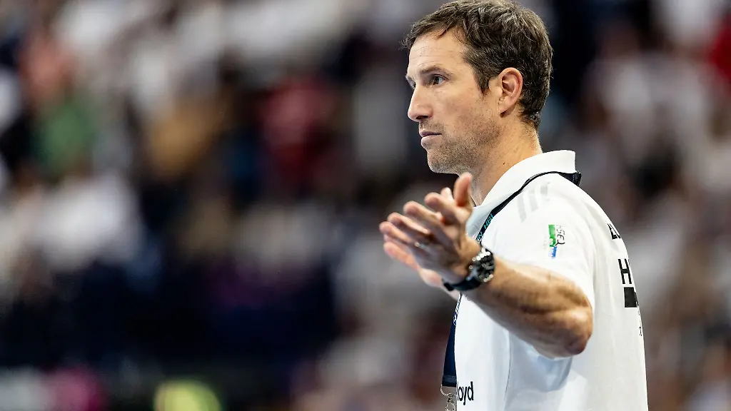 Trainer-Torsten-Jansen-und-der-HSV-Hamburg-hatten-den-VfL-Gummersbach-zu-Gast