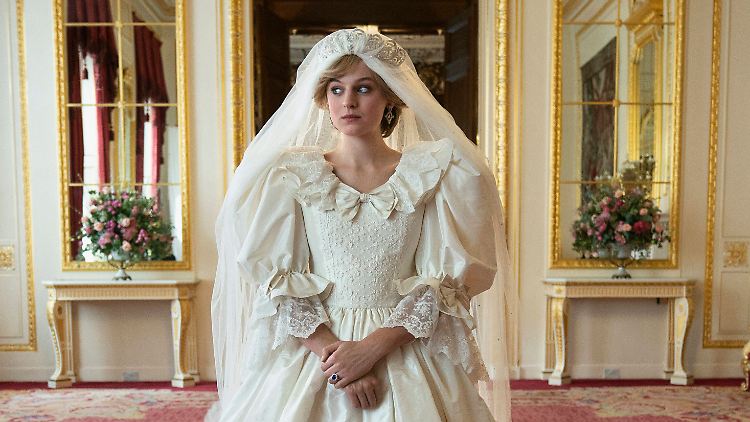 Plötzlich berühmt - und gefangen? Emma Corrin als "Lady Di" in der vierten Staffel von "The Crown".