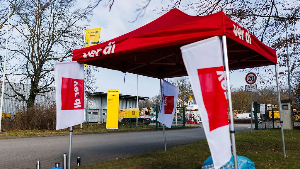 In-Mecklenburg-Vorpommern-sind-laut-Gewerkschaft-Verdi-durch-den-Warnstreik-rund-460-000-Briefe-und-25-000-Pakete-liegengeblieben