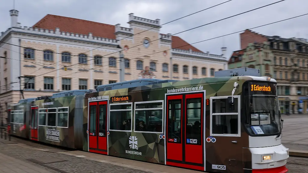 Eine-Strassenbahn-mit-Werbung-der-Bundeswehr-faehrt-am-Zwickauer-Rathaus-vorbei