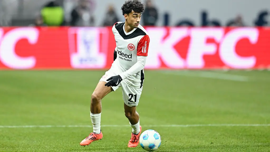 Nathaniel-Brown-und-Eintracht-Frankfurt-haben-ihre-Zusammenarbeit-vorzeitig-verlaengert