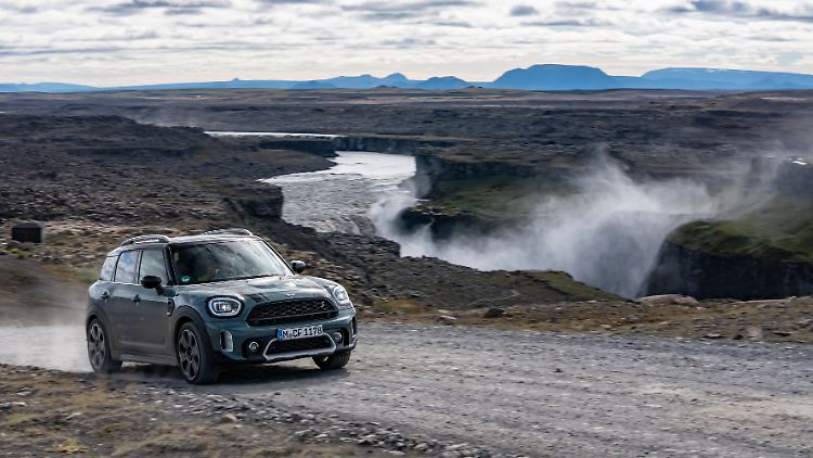 Wie in einer anderen Welt wirkt der Mini Cooper S Countryman in der isländischen Landschaft.
