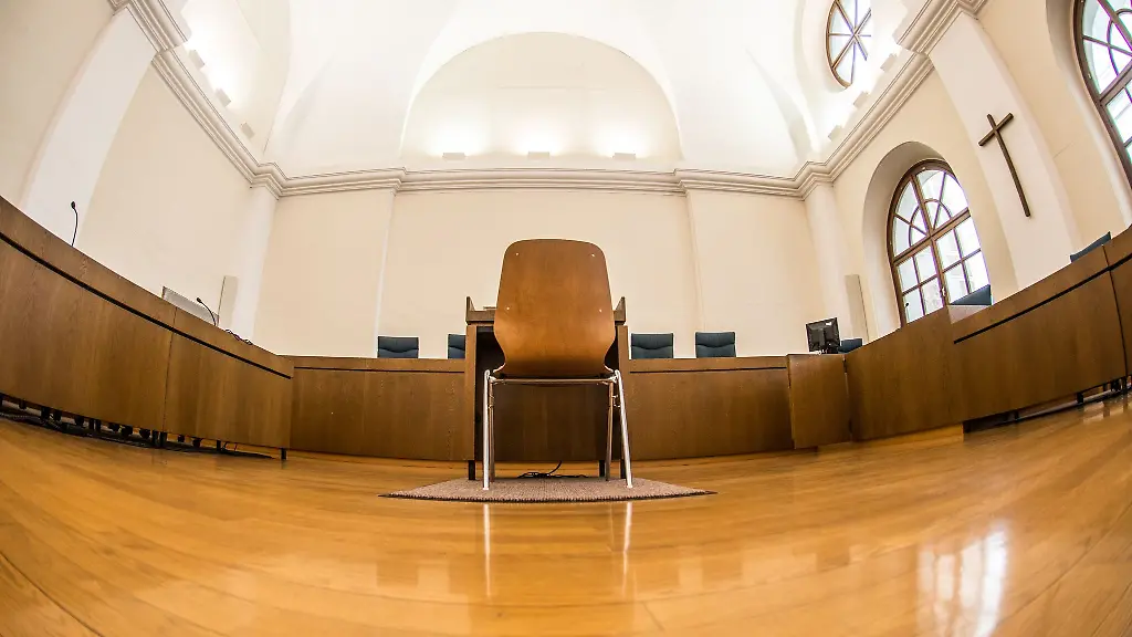 Das-Landgericht-Passau-hat-eine-Pflegerin-wegen-Faelschung-von-Testamenten-verurteilt